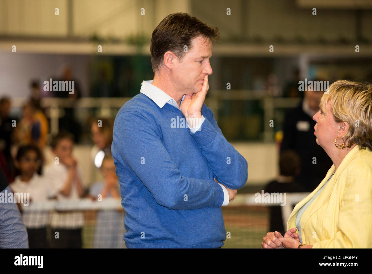 Lib Dem Führer und Vizepremierminister Nick Clegg Solihull Sport Zentrum Tudor Grange während der Wahlprozesses zu besuchen laufen in Stockfoto