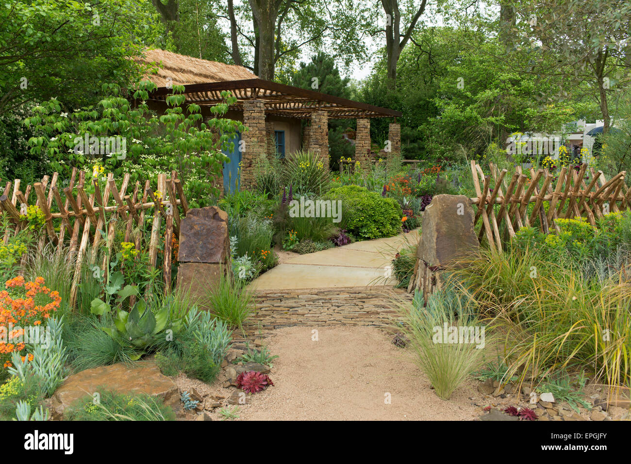 2015 RHS Chelsea Flower Show Pressetag, Royal Hospital Chelsea, London, UK. 18. Mai 2015. Sentebale - Hoffnung auf Anfälligkeit, entworfen von Matt Keightley. Inspiriert von Sentebale Mamohato Kinderhaus, eine unglaubliche Anlage fällig für 2015 die Lesothos gefährdeten Kindern hilft, transportieren Sentebale Garten Besucher die Landschaft von Lesotho im südlichen Afrika. Bildnachweis: Malcolm Park Leitartikel/Alamy Live-Nachrichten Stockfoto