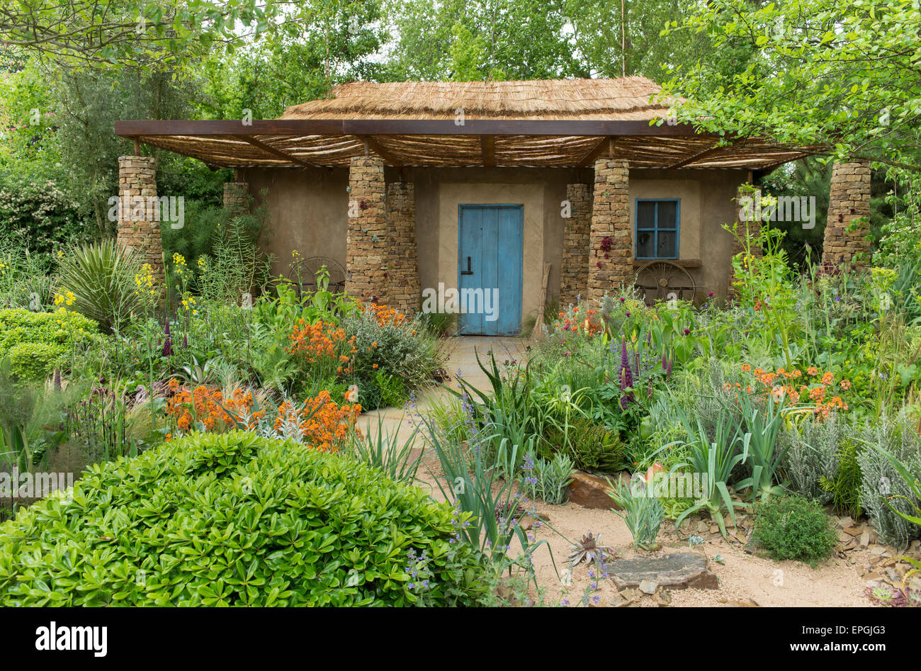 2015 RHS Chelsea Flower Show Pressetag, Royal Hospital Chelsea, London, UK. 18. Mai 2015. Sentebale - Hoffnung auf Anfälligkeit, entworfen von Matt Keightley. Inspiriert von Sentebale Mamohato Kinderhaus, eine unglaubliche Anlage fällig für 2015 die Lesothos gefährdeten Kindern hilft, transportieren Sentebale Garten Besucher die Landschaft von Lesotho im südlichen Afrika. Bildnachweis: Malcolm Park Leitartikel/Alamy Live-Nachrichten Stockfoto