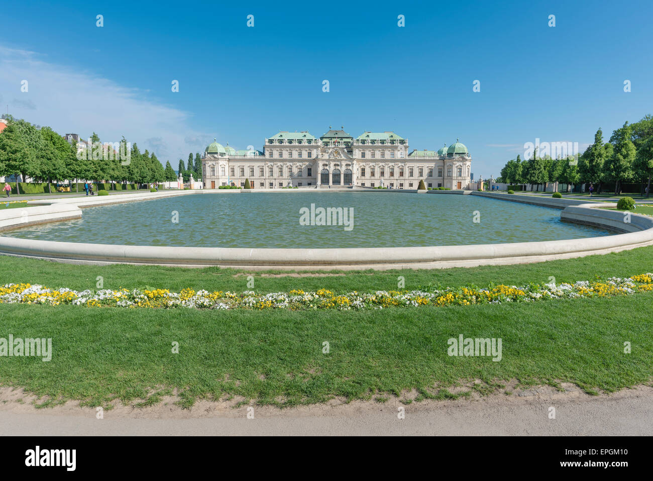 Schloss Belvedere Wien, Blick auf den Zierpool in den formell angelegten Gärten des Schloss Belvedere, Wien, Österreich. Stockfoto
