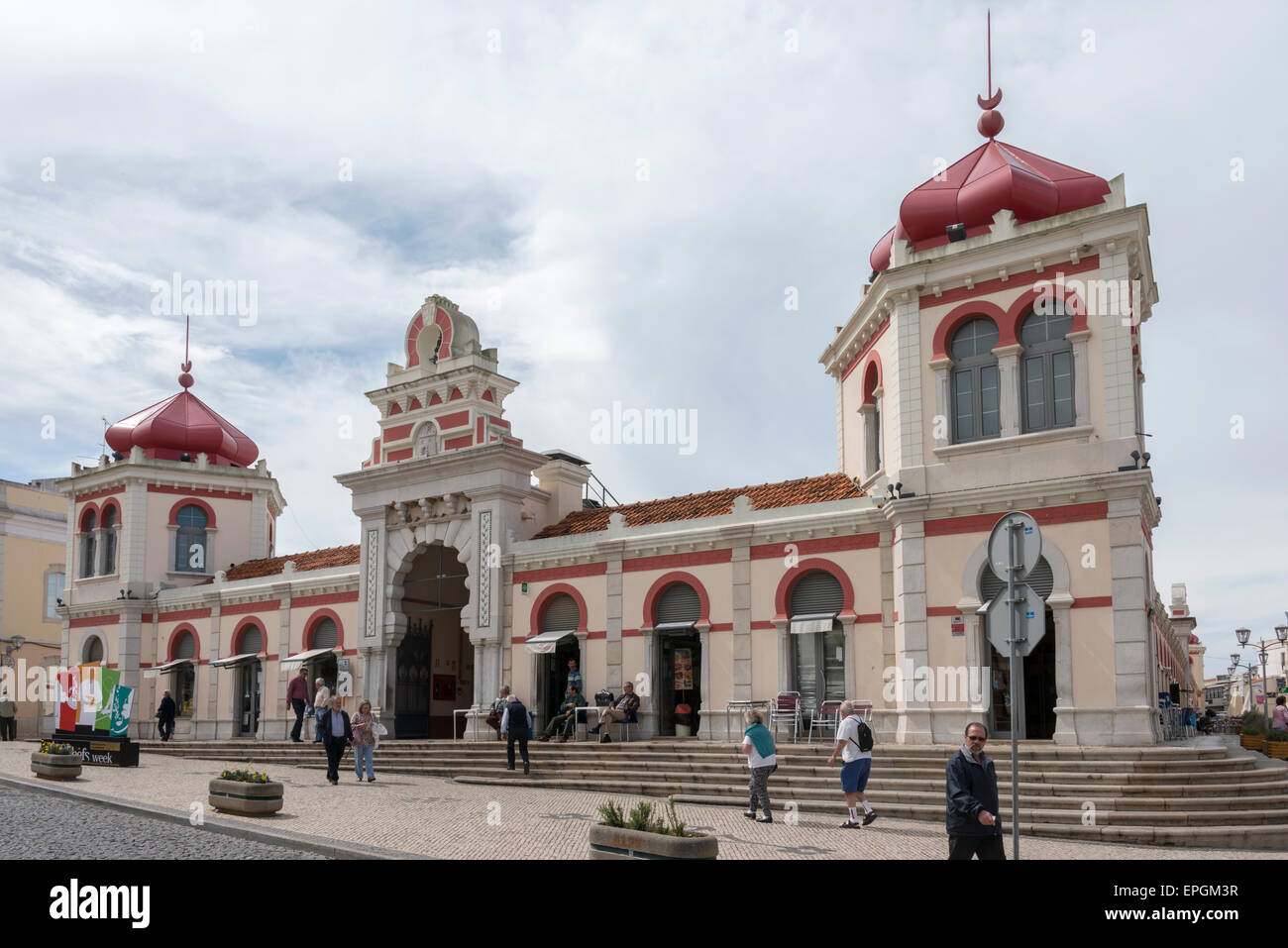 LOULE, PORTUGAL - 4 APRIL: Exterieur des traditionellen portugiesischen Marktes in Loulé. 4. April 2015 in Loulé, Algarve, Portugal, t Stockfoto