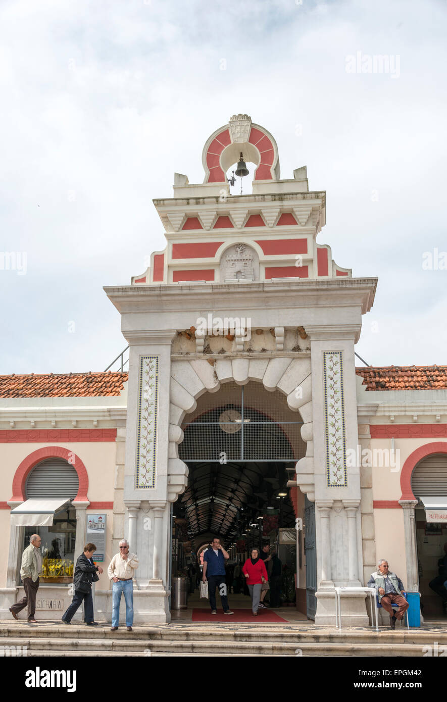 LOULE, PORTUGAL - 4 APRIL: Exterieur des traditionellen portugiesischen Marktes in Loulé. 4. April 2015 in Loulé, Algarve, Portugal Stockfoto