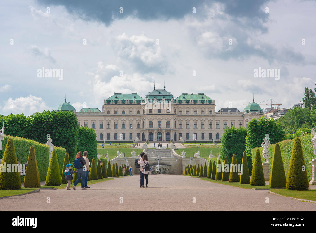 Schlossgarten Wien Belvedere, Blick auf Touristen im Schloss Belvedere bei einem Spaziergang durch die berühmten Gartenanlagen, Wien, Österreich. Stockfoto