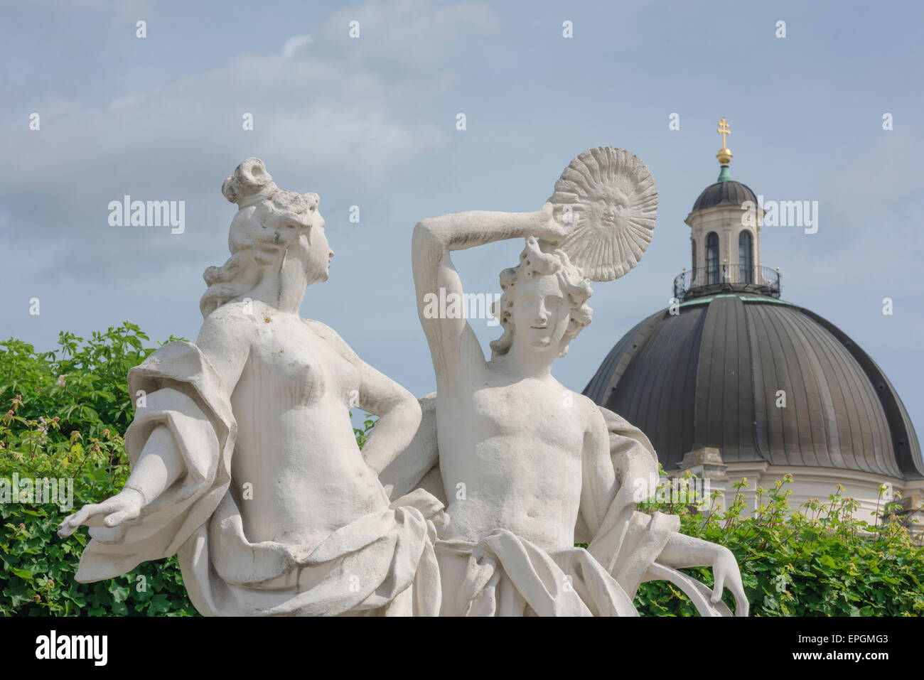 Klassische Statue, zwei griechisch-römische Statuen (Artemis und Apollo), die sich in den formalen Gärten des Schloss Belvedere in Wien, Österreich, befinden. Stockfoto