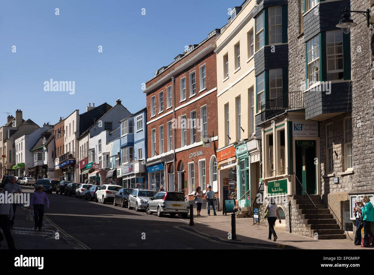 Geschäfte auf der Broad Street in Lyme Regis, Dorset Stockfoto