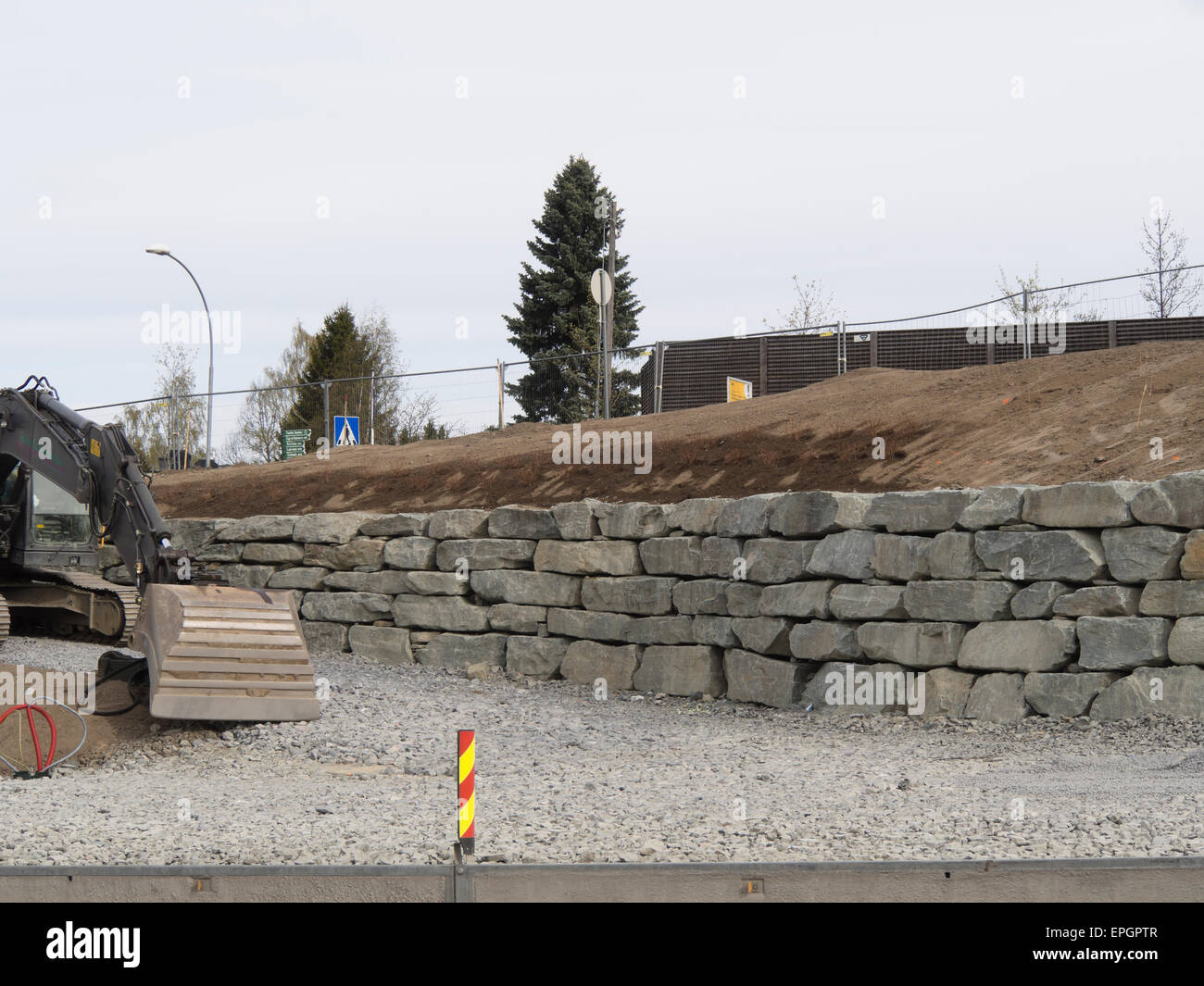 Bauarbeiten im Gange, Aufbau moderner Trockenmauer am Hang durch einen neuen Radweg in Oslo Norwegen Stockfoto