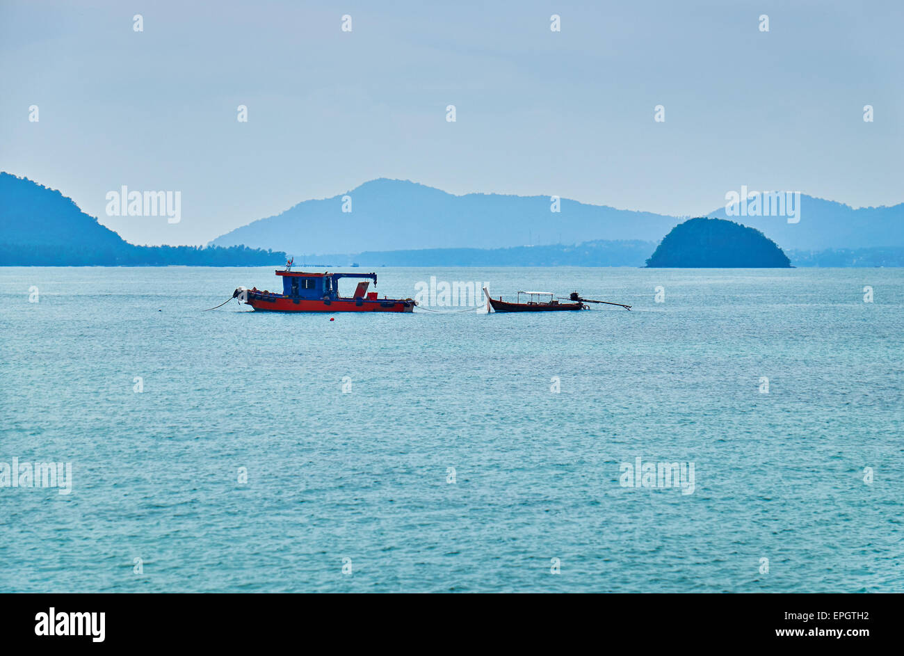 Thai Boote im Andaman Meer Stockfoto