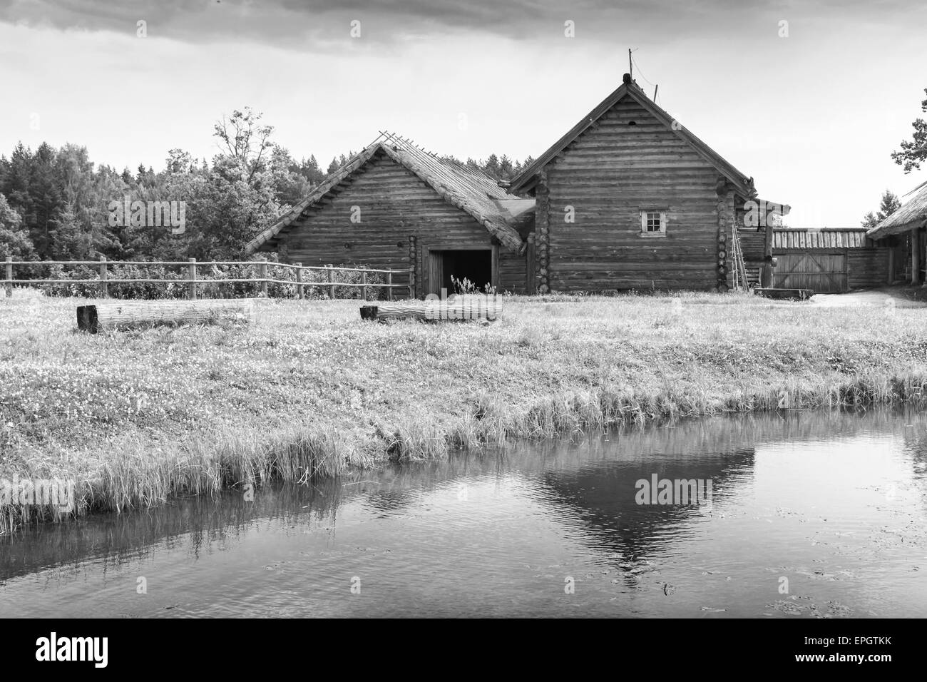 Russische ländliche Holzbaukunst Beispiel, alte Häuser auf dem See Küste, schwarz / weiß Foto Stockfoto