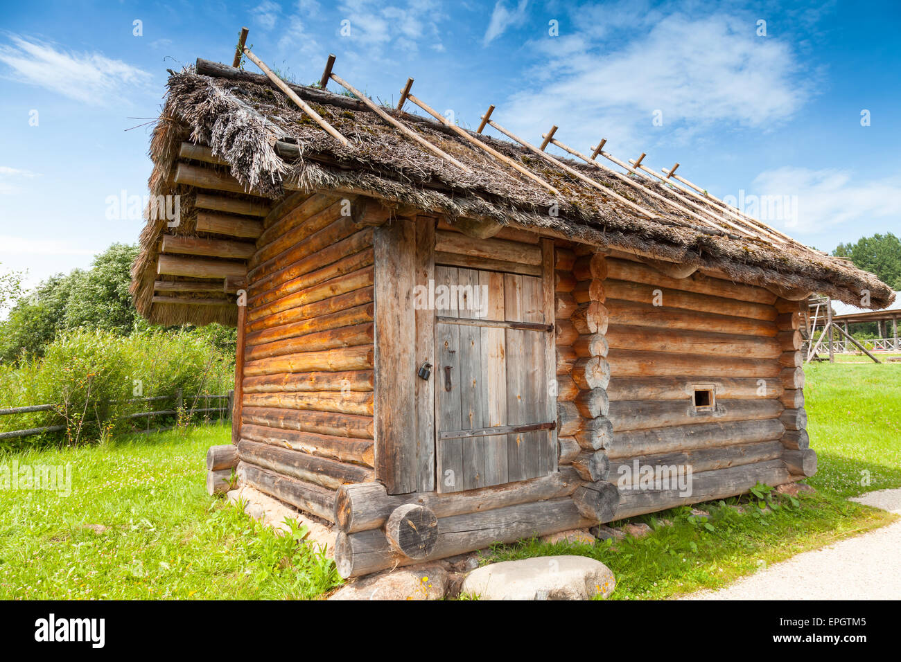 Holzarchitektur beispielsweise kleine ländliche Russisches Bad Gebäude in einem ländlichen Hof Stockfoto