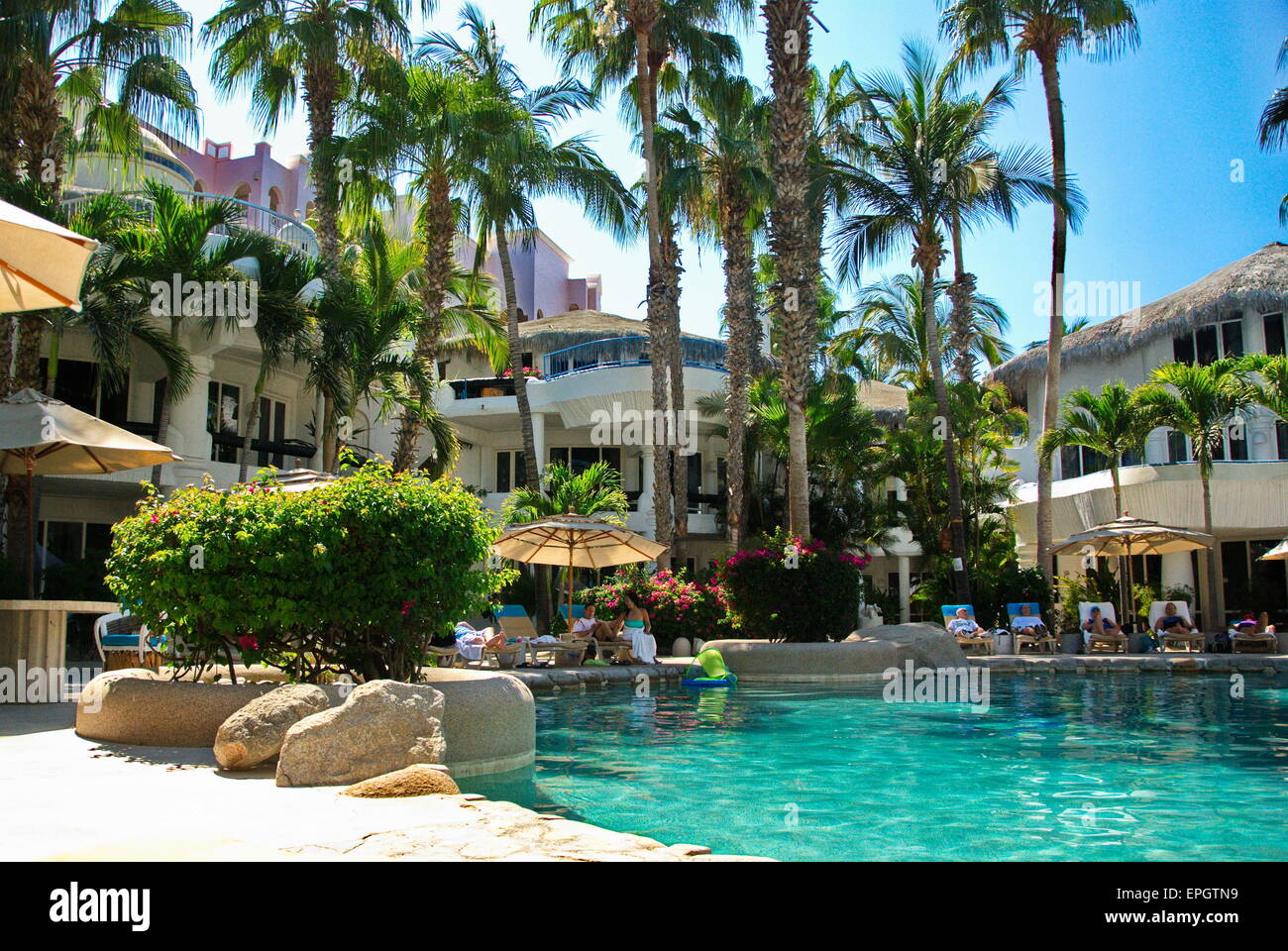 Schwimmbad mit Menschen im tropischen Resort in Cabo San Lucas, Mexiko an sonnigen Tag. Stockfoto