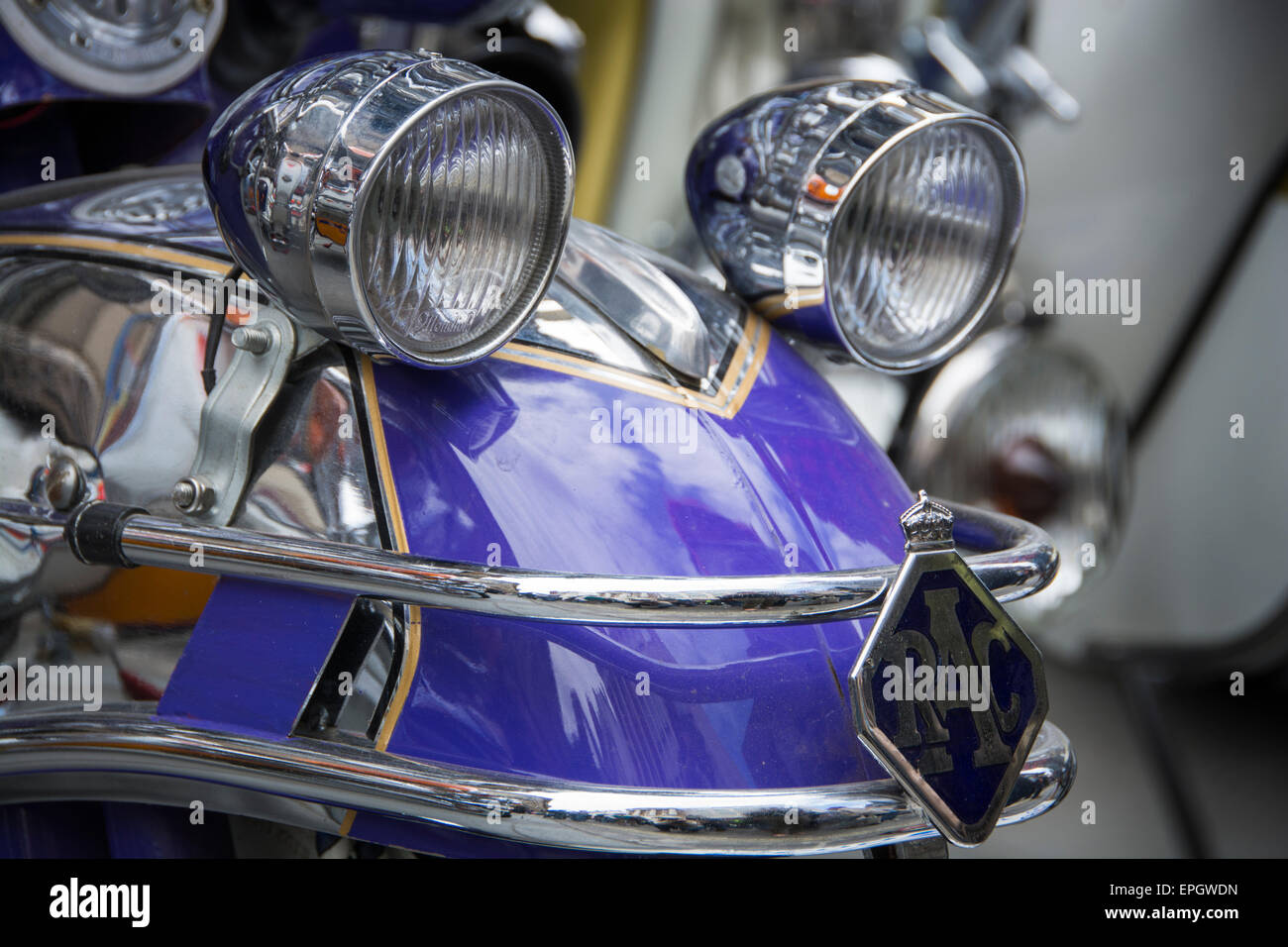 Scheinwerfer auf einem lila Lambretta Roller im Besitz von einem der Bristol Mods auf der Bristol italienische Automoto-Messe. Stockfoto