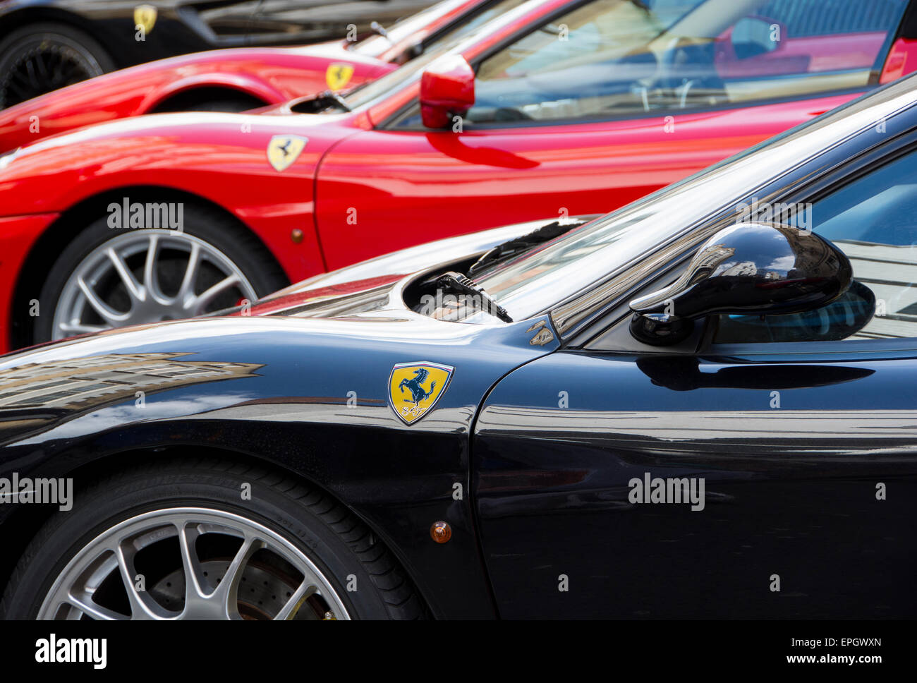 Rot und schwarz Ferraris geparkt zusammen auf der Bristol italienische Automoto-Messe. Stockfoto