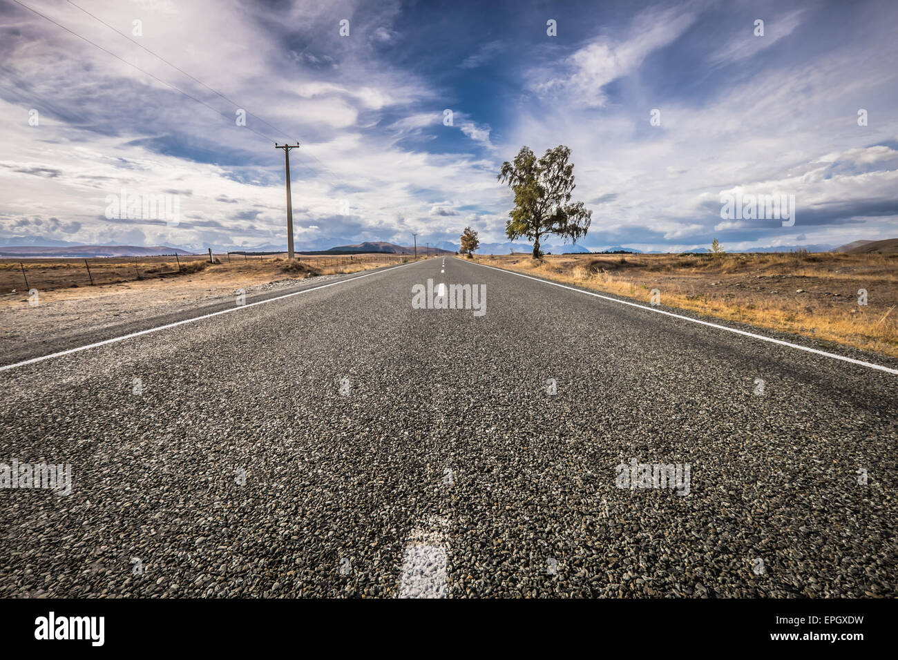 Eine leere Straße auf der Südinsel Neuseelands Stockfoto