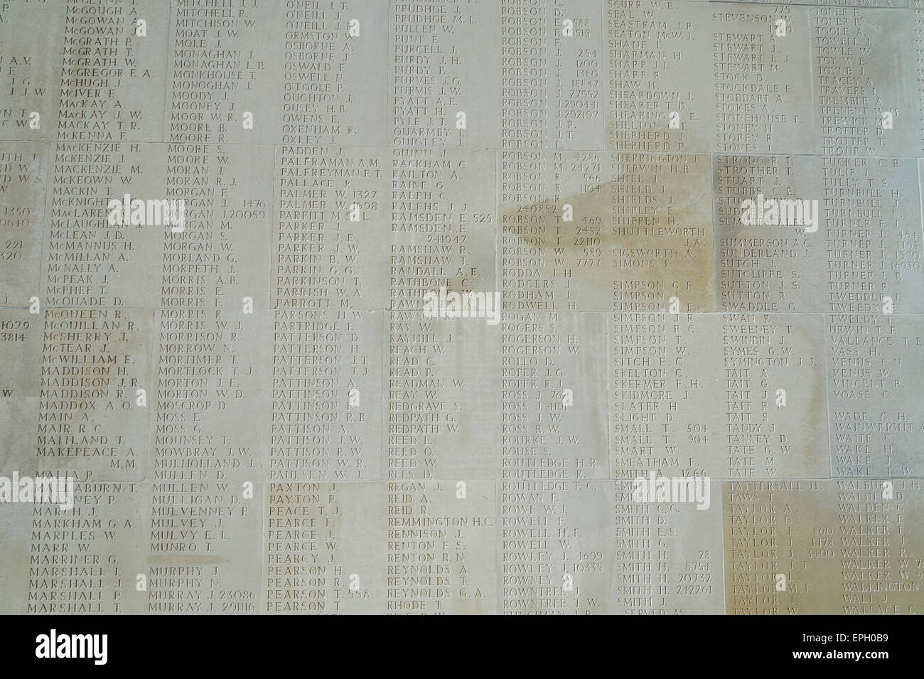 Die Somme Schlachtfeld Thiepval-Denkmal auf die fehlende an der Somme, eines der vielen Namen-Panels, die fehlenden Stockfoto