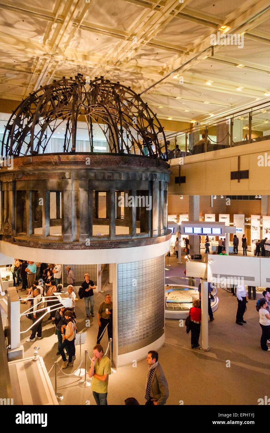 Japan, Hiroshima. Interieur, Atomic Bomb Museum, erste Halle ... Japan, Hiroshima. Interieur, Atomic Bomb Museum, erste Halle ...