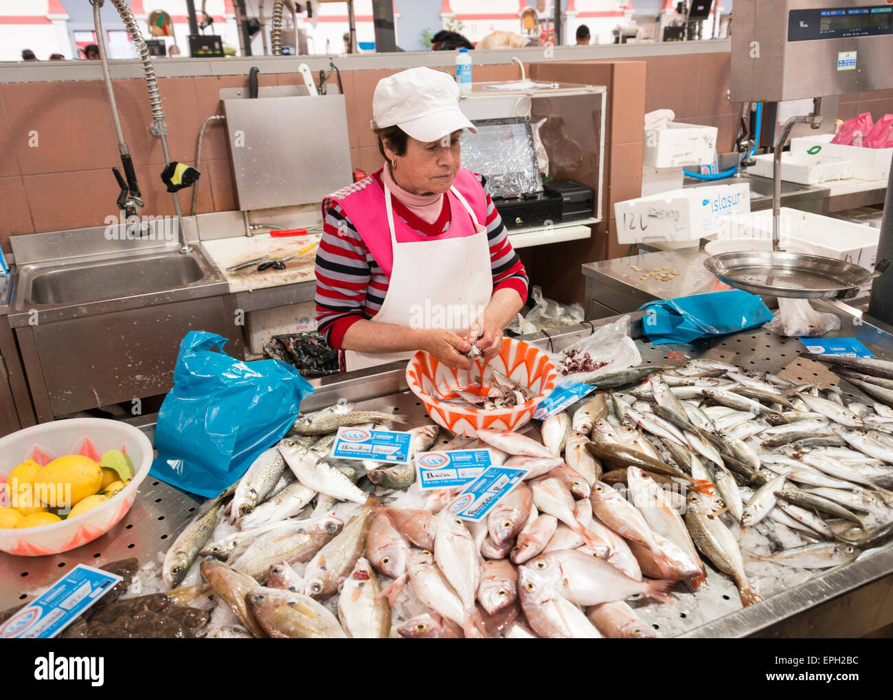 LOULE, PORTUGAL - APRIL 4: Frau Reinigung der Fisch für den Verkauf auf dem traditionellen portugiesischen Markt in Loulele am 4. April 201 Stockfoto