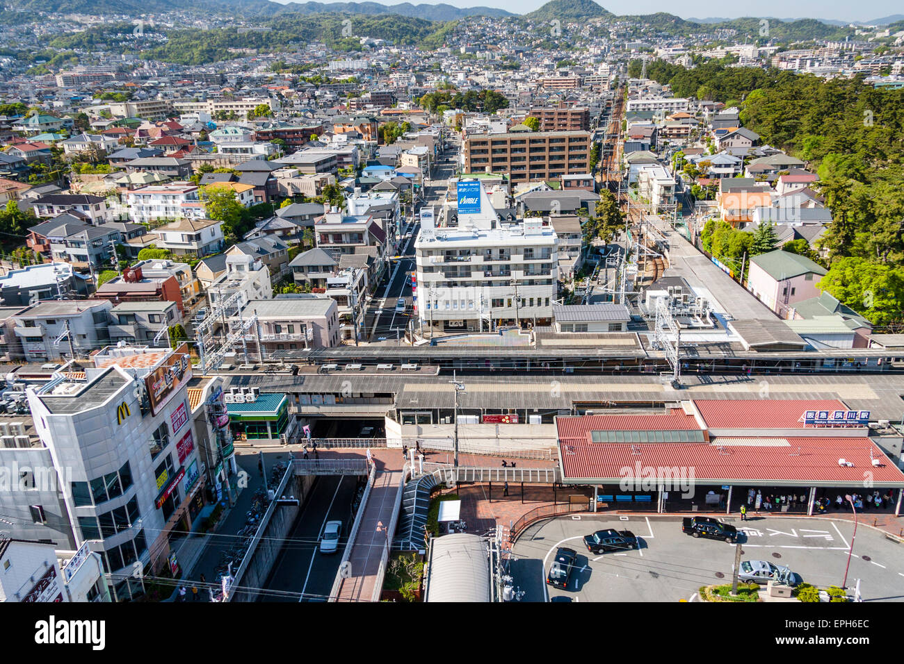 Luftaufnahme, japanische Stadt Shukugawa in Nishinomiya. Hunkyu Bahnhof im Vordergrund und auf der rechten Seite ist der Baum bedeckt Shukugawa Fluss. Stockfoto