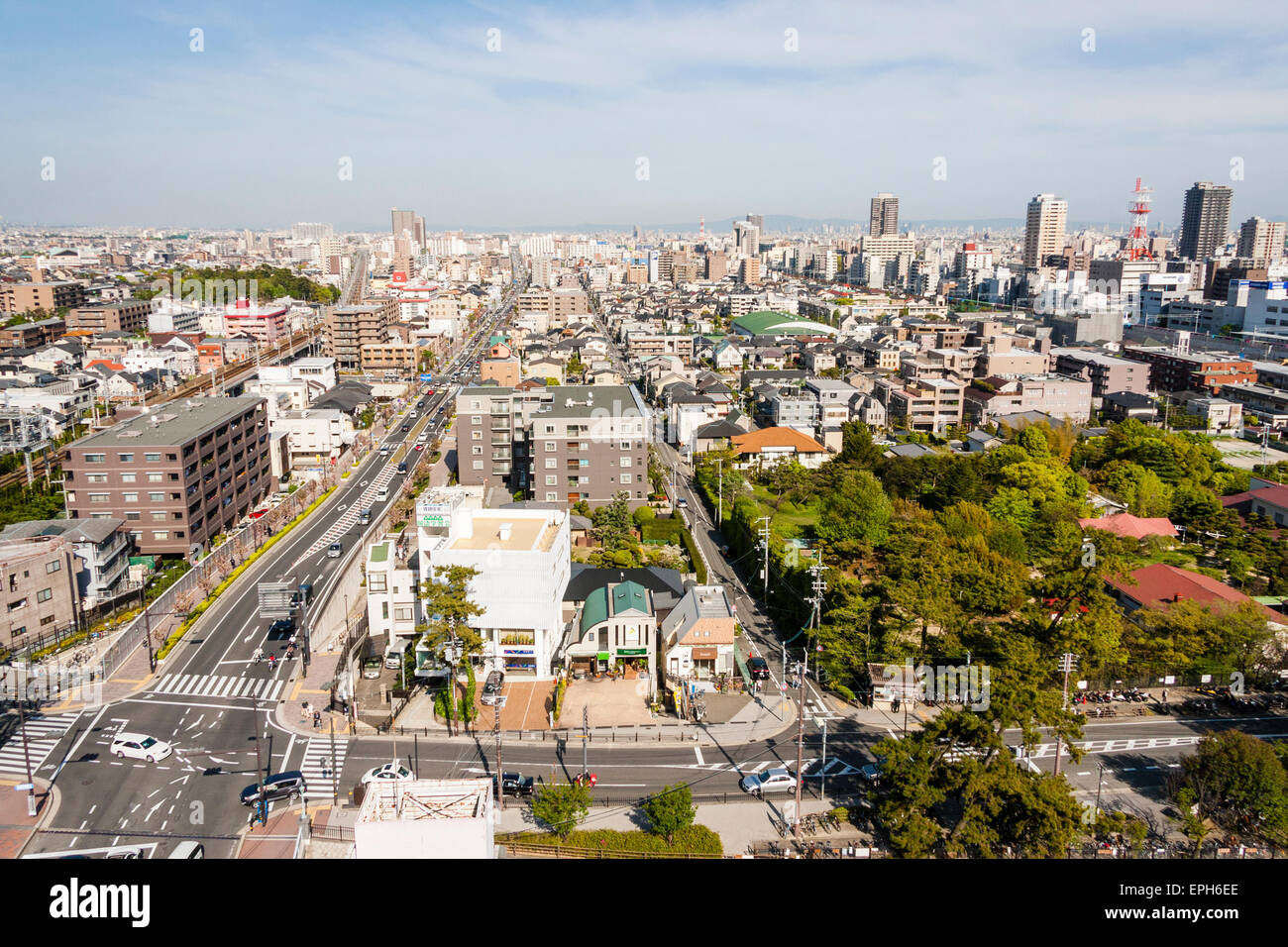Luftaufnahme der Stadt Shukugawa in Richtung Nishinomiya und im Hintergrund Osaka in Japan. Blick auf die Hauptstraße, Yamate Kansen. Stockfoto