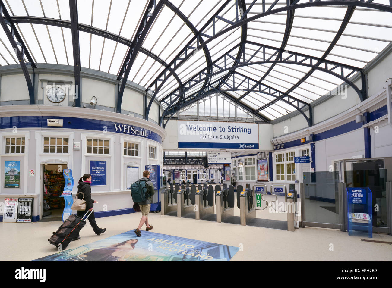 Passagiere, die in der ziemlich Edwardian Innere des Bahnhofs Stirling in Schottland, Großbritannien Stockfoto