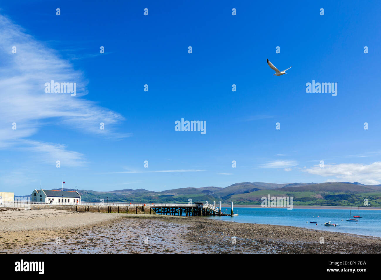 Der Pier in Beaumaris Blick über die Menaistraße, Snowdonia in der Ferne, Anglesey, Wales, UK Stockfoto