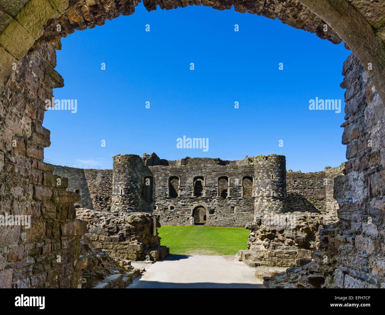 Die inneren Ward von Beaumaris Burg, betrachtet durch die südlichen Torhaus, Beaumaris, Anglesey, Wales, UK Stockfoto