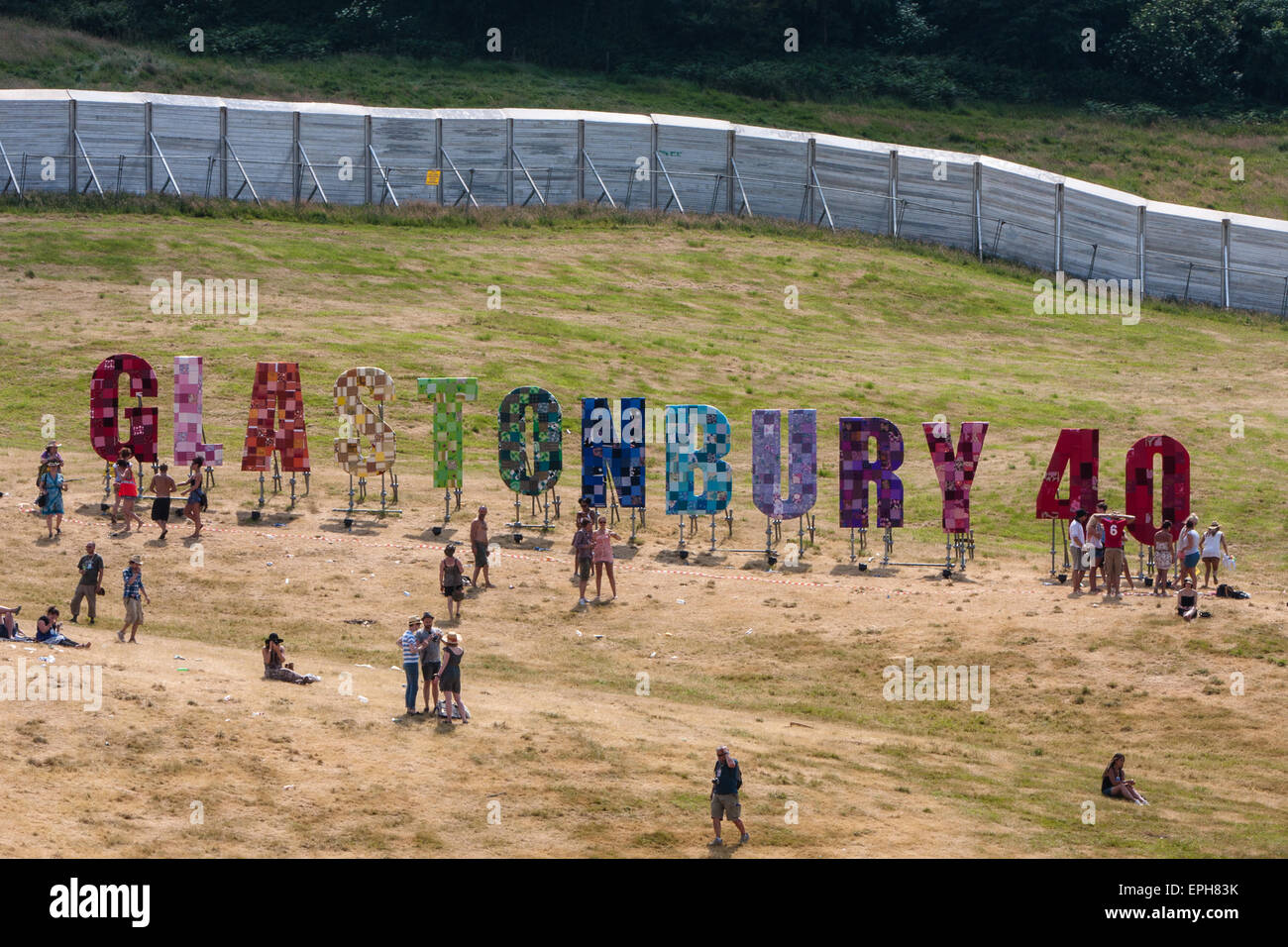 Ring aus Stahl Zaun und 40. Jahrestag Zeichen (1970-2010) beim Glastonbury Festival / "Glasto" statt auf Bauernhof, Worthy Farm, n Stockfoto