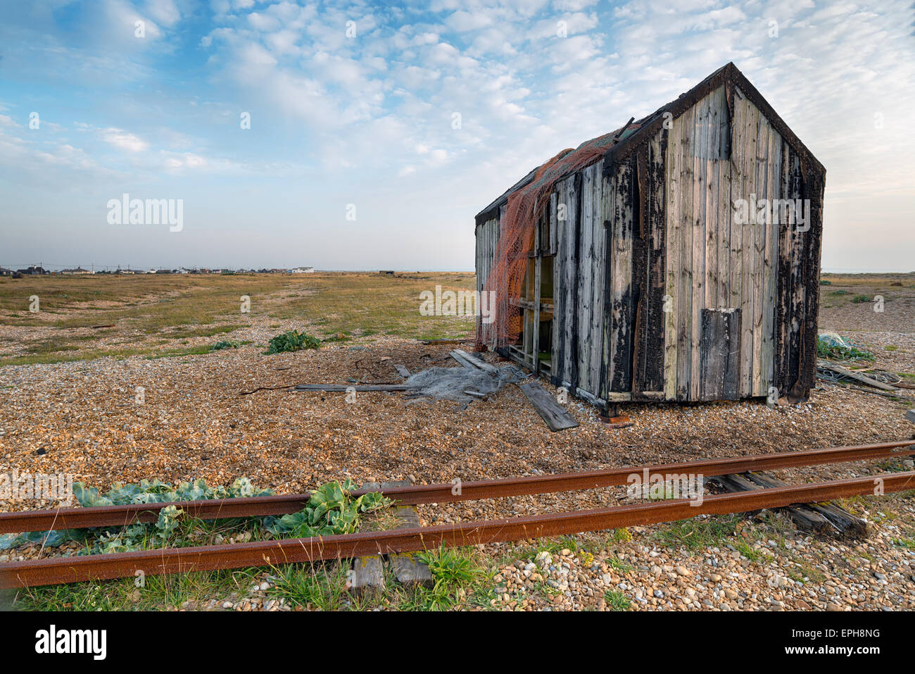 Ein verlassenes Fischerdorf Hütte auf einem Kiesstrand in Kent Stockfoto