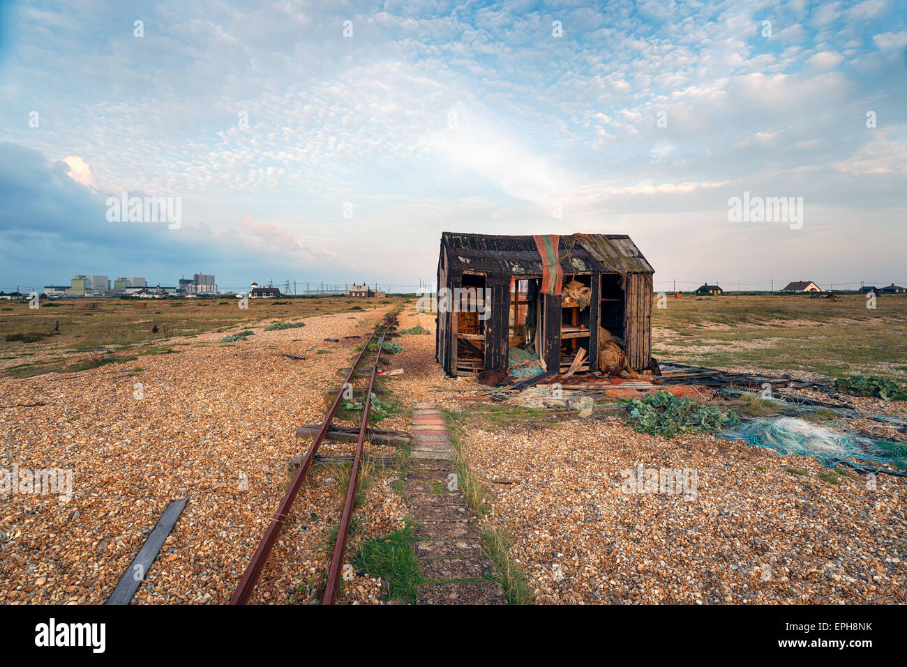 Ein verlassener verlassene Hütte auf einem Kiesstrand Stockfoto