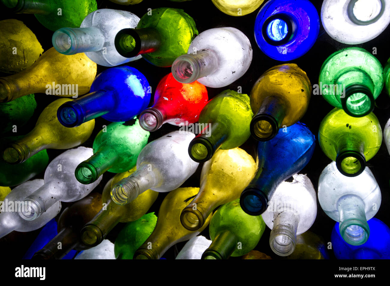 Bunten Glasflaschen in eine Wand in einem Garten Torheit Gebäude gemacht. Stockfoto
