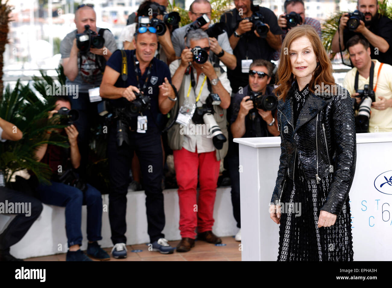 Cannes, Frankreich, 18. Mai 2015. Isabelle Huppert bei den "Lauter als Bomben" Fototermin bei den 68. Filmfestspielen von Cannes am 18. Mai 2015 Credit: Dpa picture-Alliance/Alamy Live News Stockfoto