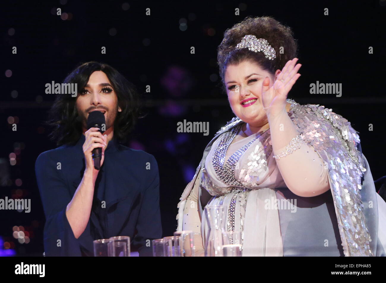 Wien Osterreich 18 Mai 15 Osterreichische Pop Sangerin Conchita Wurst L Der Gewinner Des Eurovision Song Contest 14 Und Sanger Bojana Stamenov Vertreten Serbien Gesehen Wahrend Einer Generalprobe Fur Das 1 Semi Finale Des