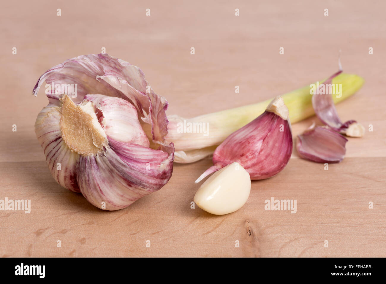 Knoblauch - Zehe und Knoblauchknolle auf einem Holztisch Stockfoto