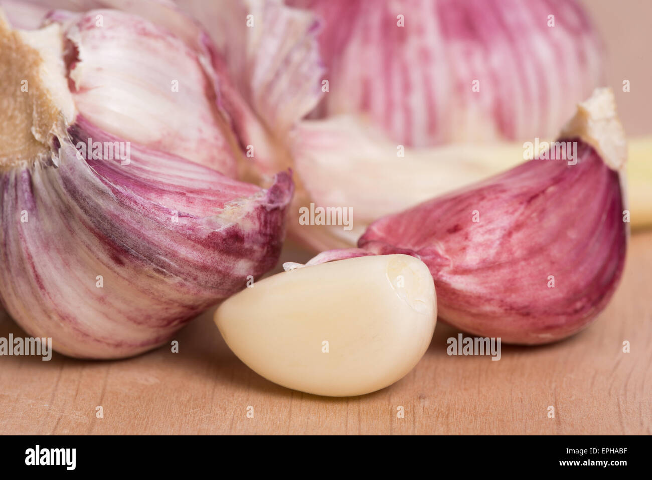 Knoblauch - Zehe und Knoblauchknolle auf einem Holztisch Stockfoto