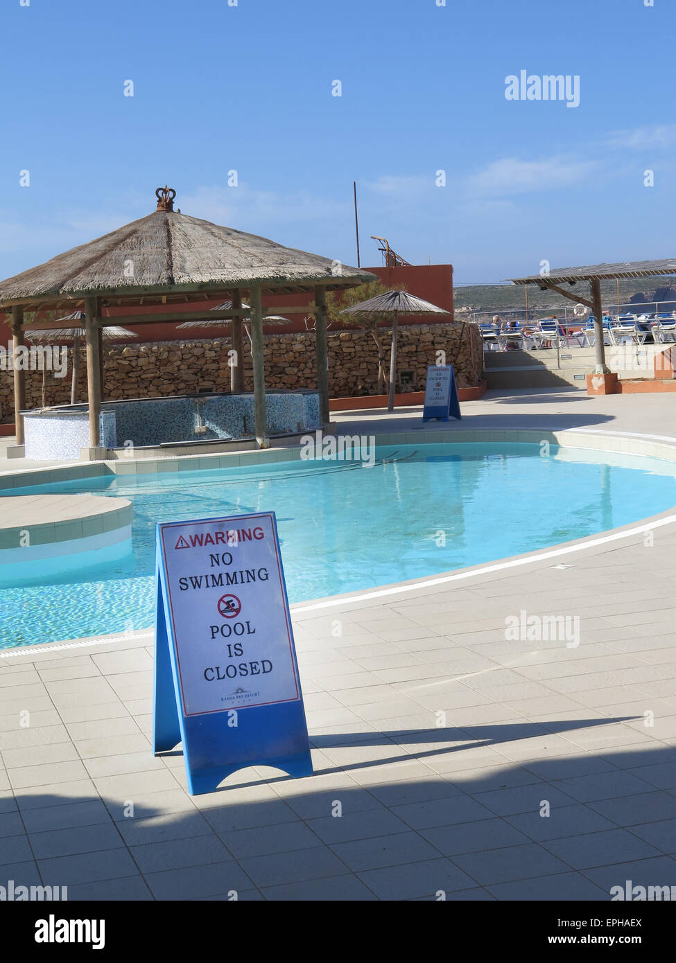 Zeichen, die zeigen, dass das Schwimmbad geschlossen ist. Stockfoto