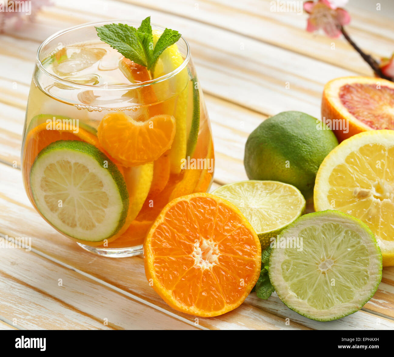 Sommer Zitrusfrüchte Limonade mit Orange, Limette und Zitrone ...