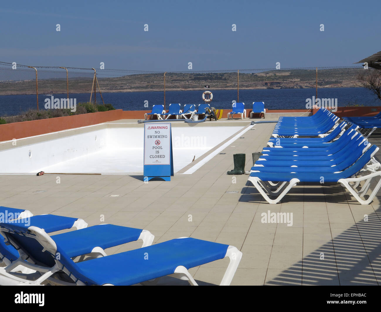 Zeichen, die zeigen, dass das Schwimmbad geschlossen ist. Stockfoto