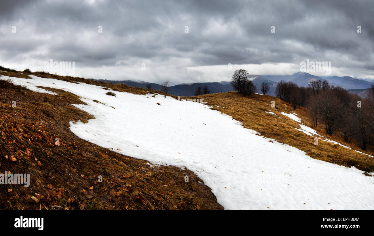 Stürmische Berge mit schneebedeckten Gipfeln auf Distanz Stockfoto