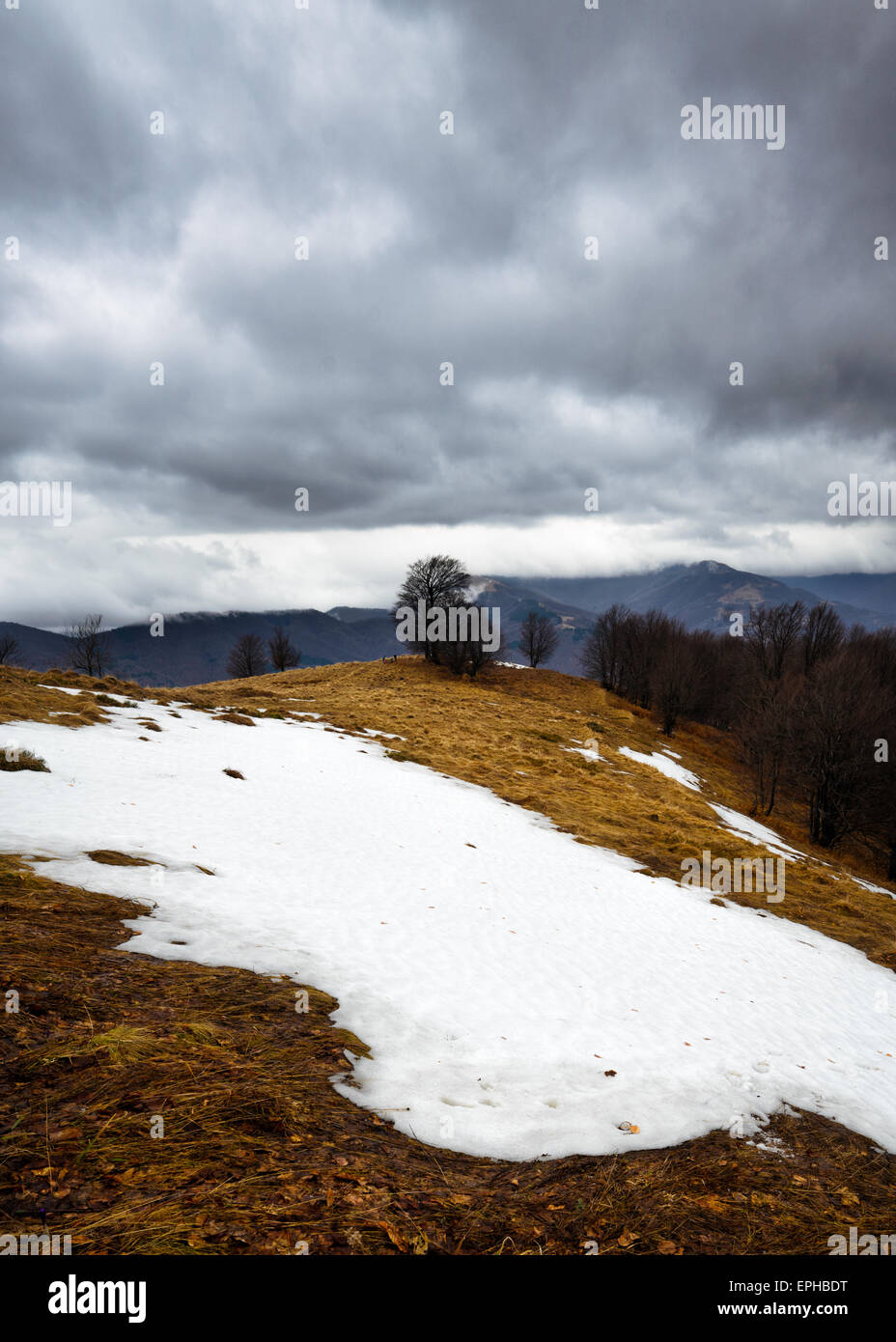 Stürmische Berge mit schneebedeckten Gipfeln auf Distanz Stockfoto