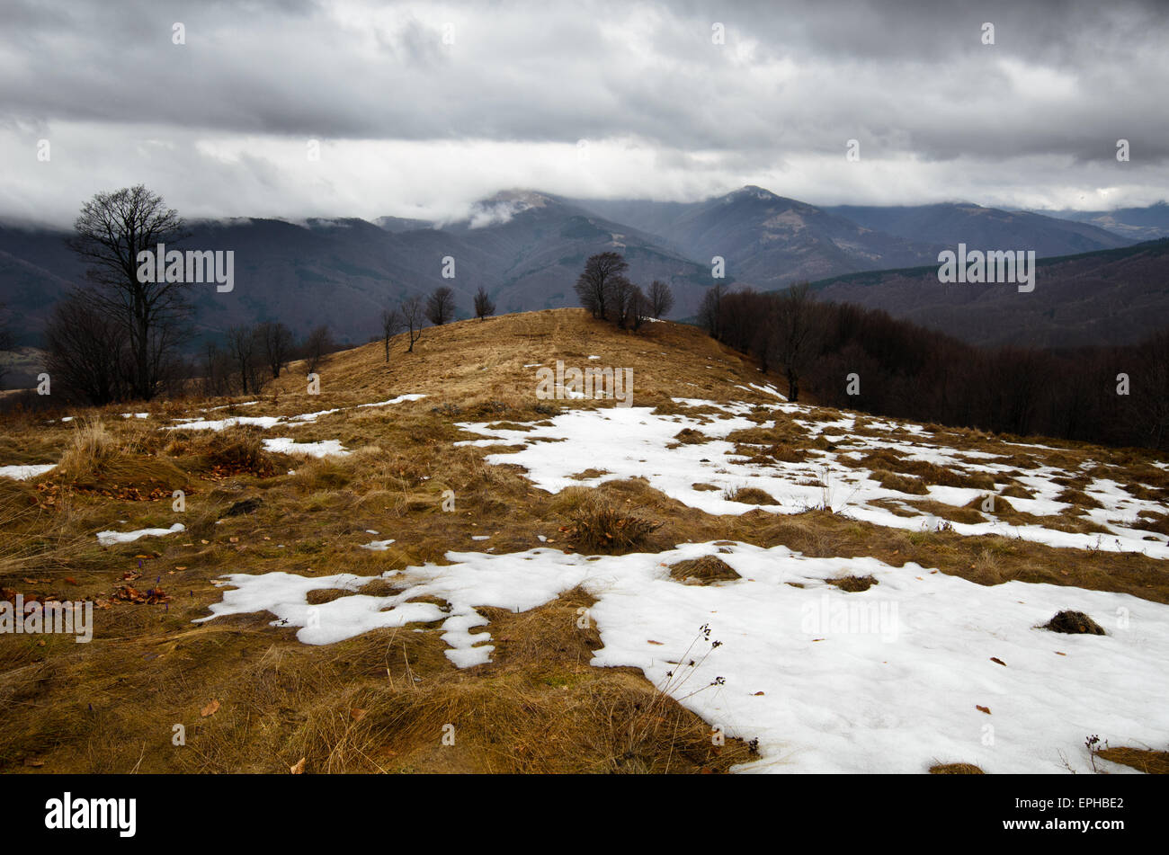 Stürmische Berge mit schneebedeckten Gipfeln auf Distanz Stockfoto