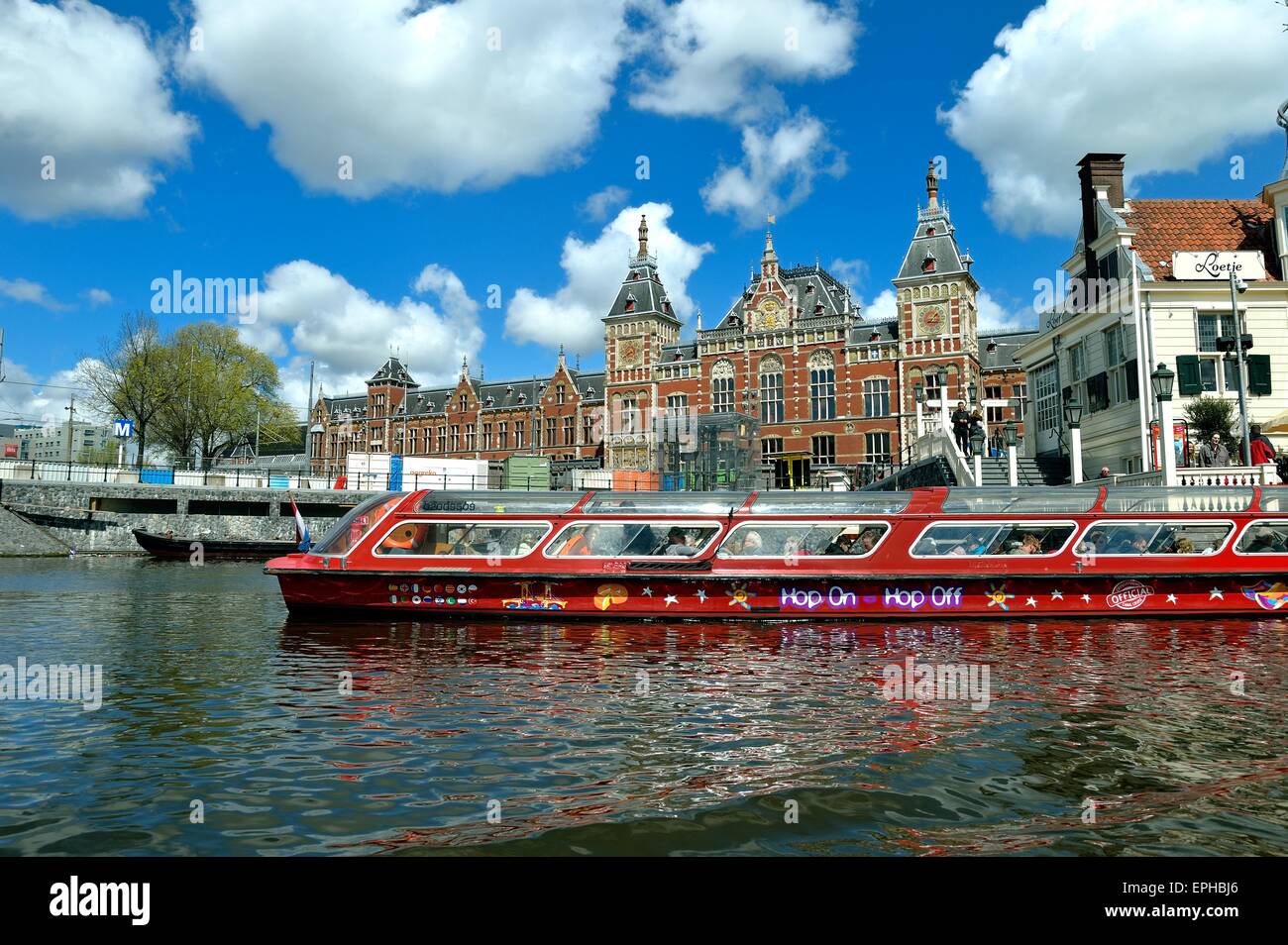 Ausflugsschiff Tourist vor Hauptbahnhof Amsterdam Stockfoto