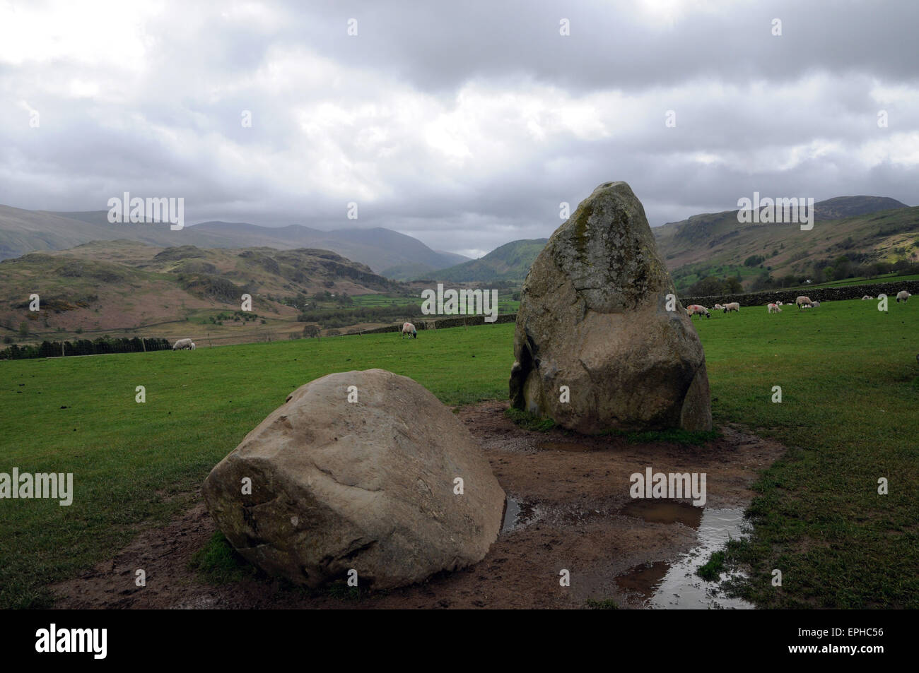Einer der Steine im "The Sanctuary" bei Castlerigg Stone Circle, in der Nähe von Keswick im englischen Lake District. Stockfoto