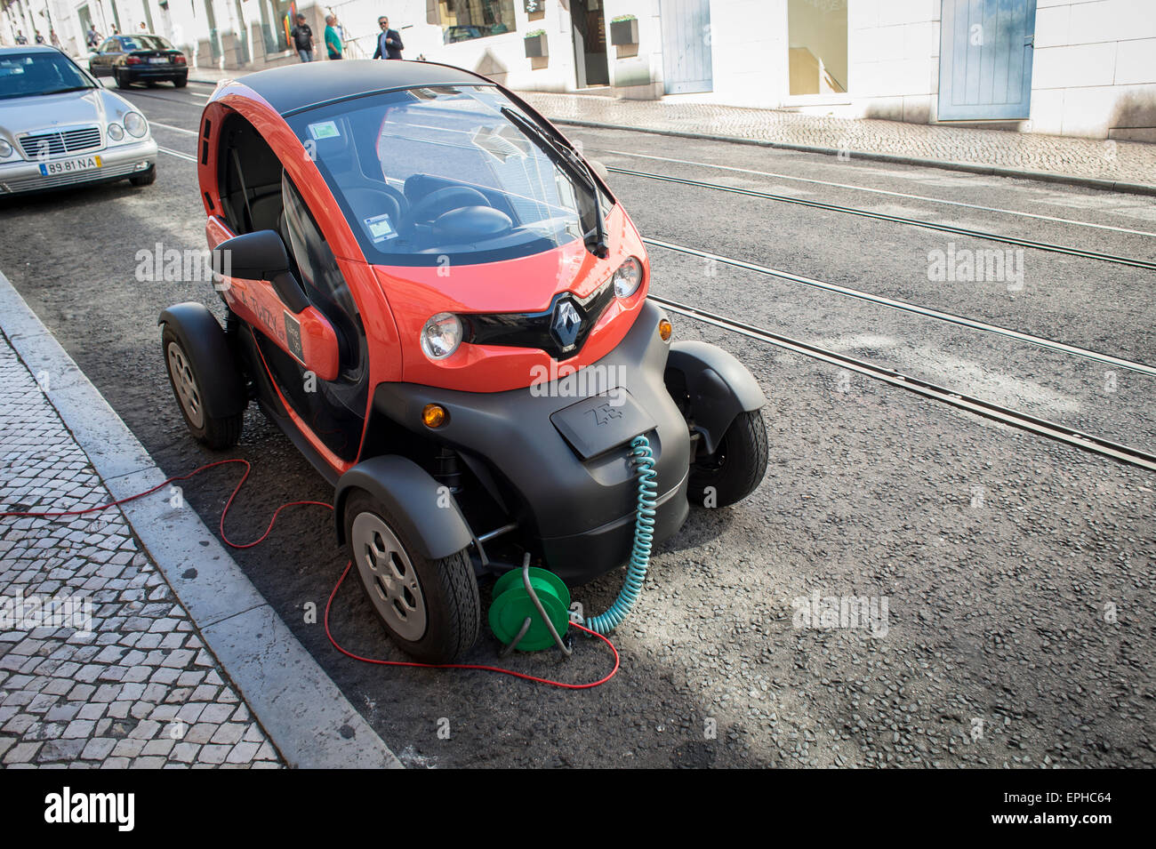 Renault ZE Twizy Elektroauto geparkt auf der Straße angeschlossen und aufgeladen Stockfoto