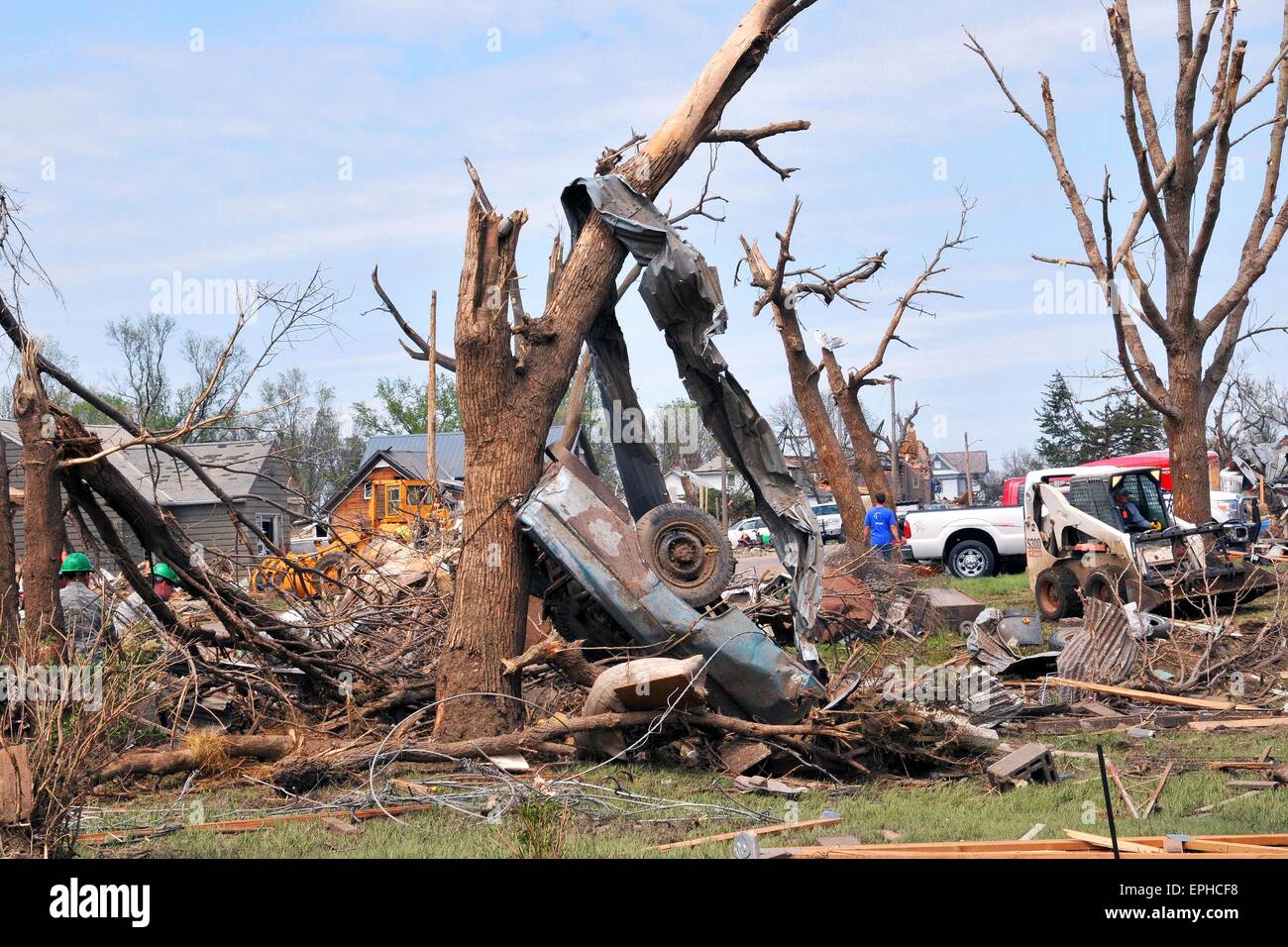 Delmont, South Dakota, USA. 17. Mai 2015. Bewohner durch die Trümmer und Schutt nach einem EF-2-Tornado 17. Mai 2015 in Delmont, S.D. Kredit Sichten: Planetpix/Alamy Live News Stockfoto