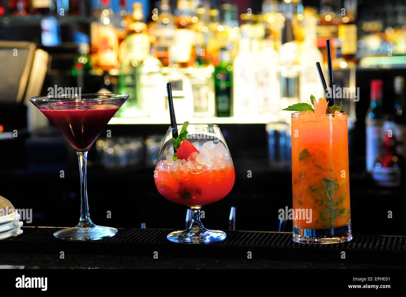 Cocktails an der Bar bei L'Atelier de Joel Robuchon, West Street, London, England, UK Stockfoto