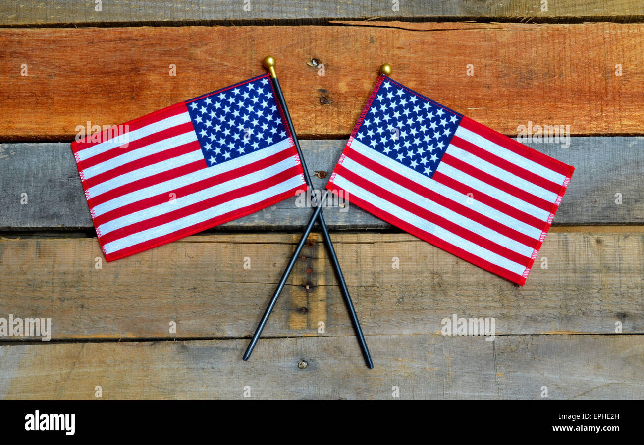 Amerikanische Flaggen auf Holzpalette Boards angezeigt. Symbolisch für Memorial Day, Veterans Day, 4. Juli, patriotische, Stockfoto