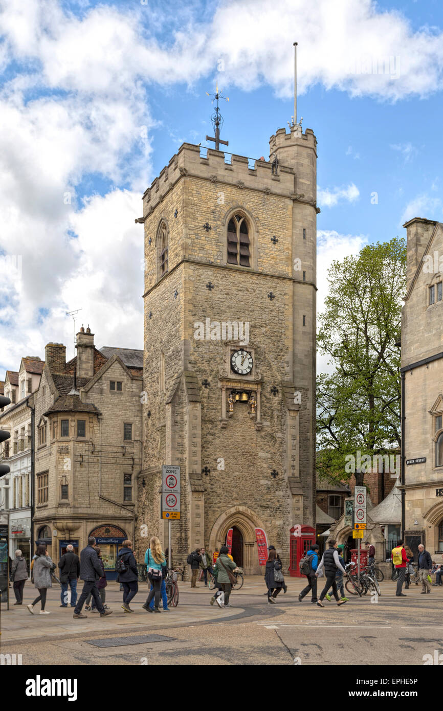 Blick auf St.-Martins Turm, im Volksmund als "Carfax Tower", befindet sich auf der nordwestlichen Ecke von Carfax, das Zentrum von Oxford, UK Stockfoto