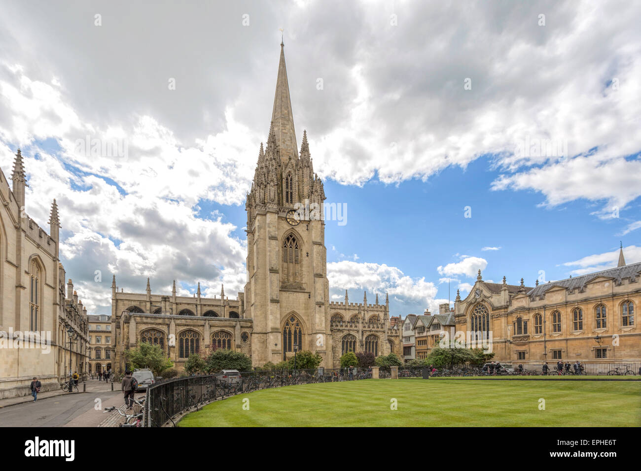 Blick von der südöstlichen Ecke des Radcliffe Square, Suche entlang St Mary die Jungfrau Kirche, Oxford, England, Oxfordshire, Vereinigtes Königreich. Stockfoto