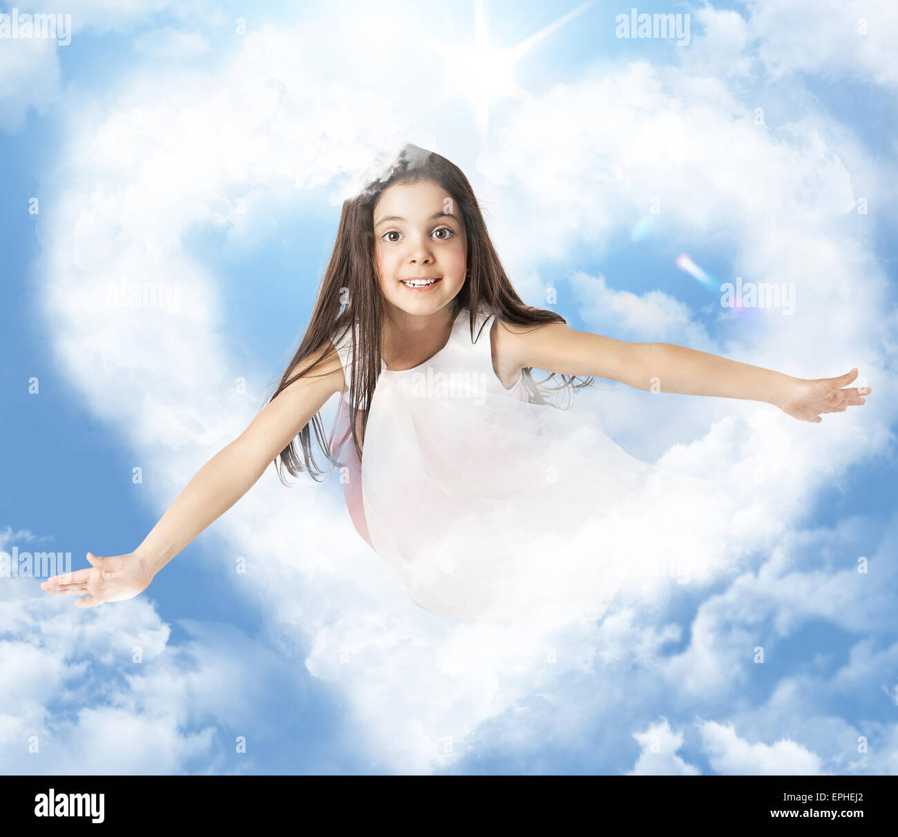 Kleines Mädchen fliegen durch eine Wolke Herzform Stockfoto
