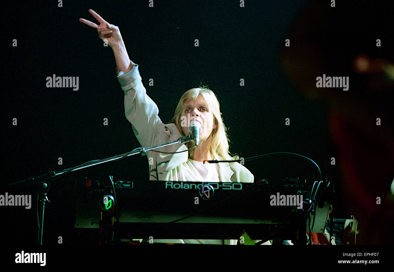 Washington, DC. USA 4. Juli Linda McCartney an den Keyboards während des Konzertes für die vierte The Paul McCartney World Tour war eine weltweite Konzert-Tournee von Paul McCartney während 1989 und 1990. Es wurde McCartneys erste große Tournee Ausflug in zehn Jahren, seit Wings UK Tour 1979, und seine ersten Auftritte in Nordamerika in dreizehn Jahren, seit 1976 Wings Over America Tour. Es war auch seine erste Tournee unter seinem Namen. Während die Tour mit dem Release von seine Blumen im Schmutz Album fiel, war es thematisch mehr über seine schließlich umarmte seine Beatles vorbei, unter anderem für die erste ti Stockfoto