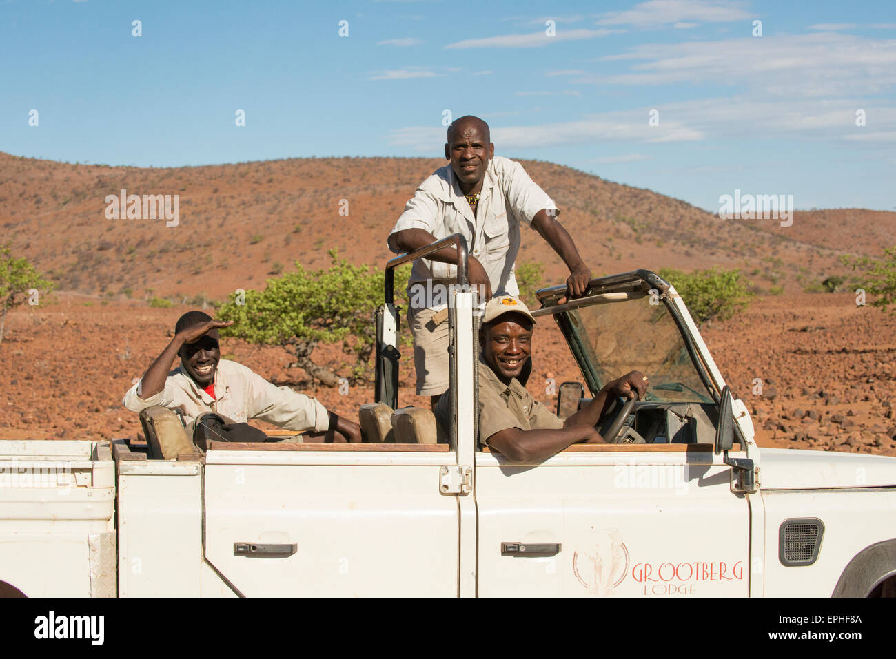 Afrika, Namibia. Verfolgung der Wüste Spitzmaulnashorn Tagesausflug. Reiseleiter, lächelnd. Stockfoto